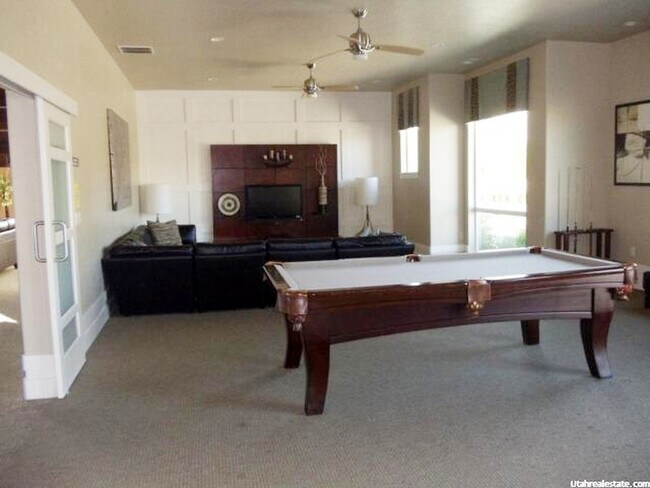 Building Photo - Spacious 2 Bedroom Townhome at The District!