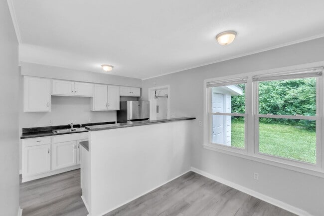 Building Photo - Newly renovated 2 BR / 1 BA Duplex in hear...