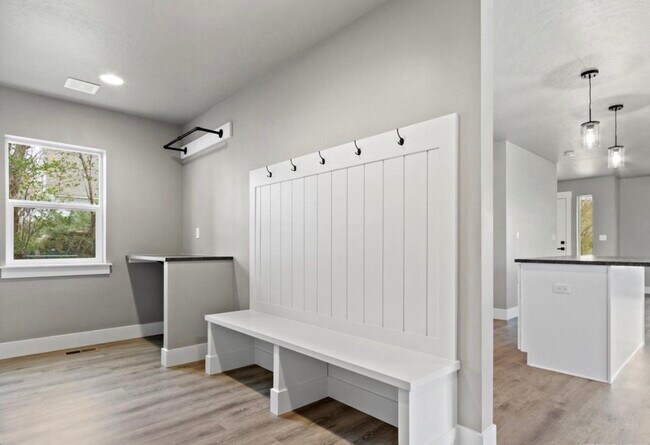 Building Photo - 465 S 3rd E St