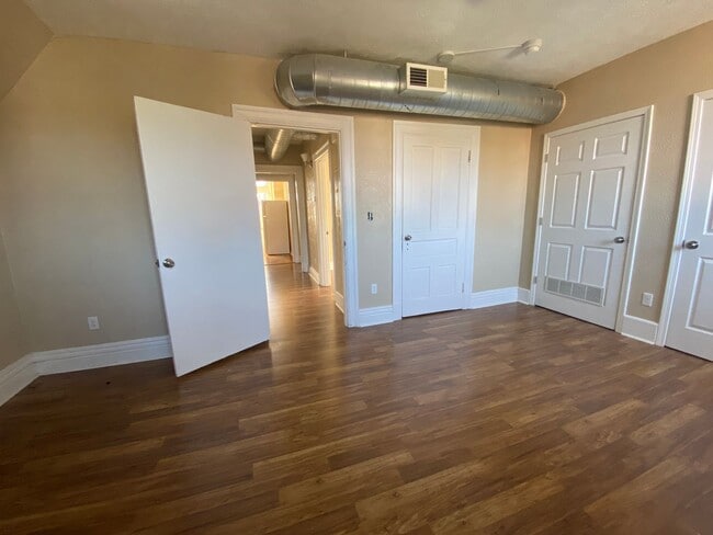 Building Photo - Awesome Edwardian era building with 4 units in Bellevue