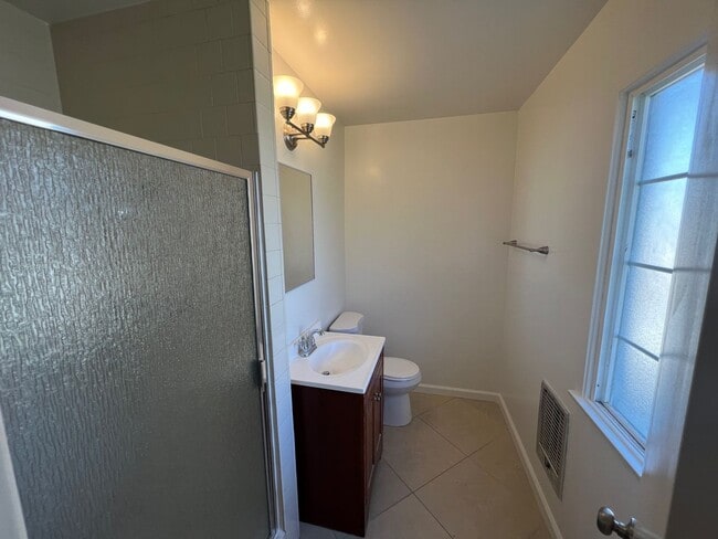 Building Photo - 3 Bed 2 Bath Home!