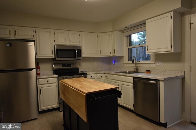 Building Photo - 295 Bay St