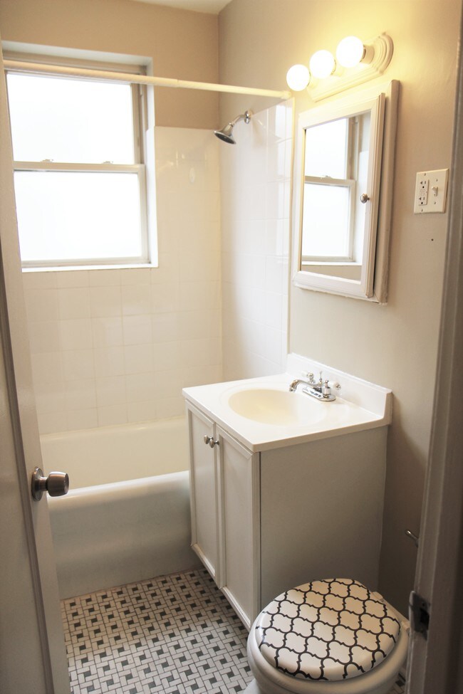 West Rogers Park 2232 W Farwell Ave Chicago IL 60645 Apartment Finder