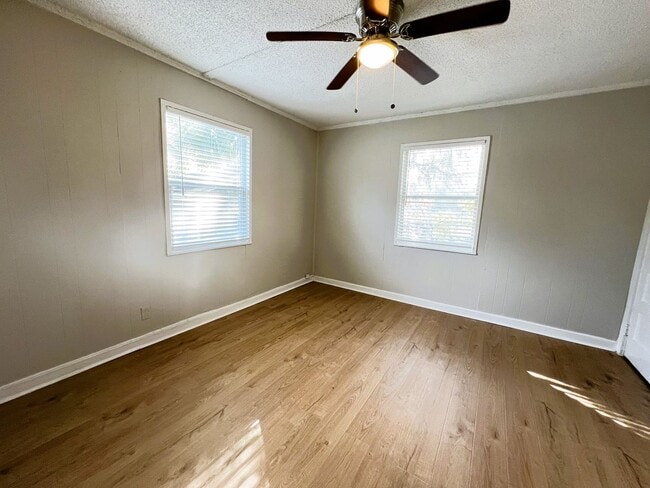 Building Photo - Renovated 2 Bedroom Jacksonville Heights D...