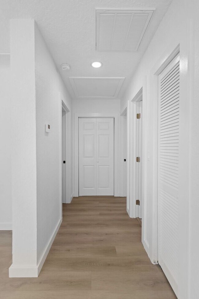 Building Photo - 2710 Boca Ciega Dr N