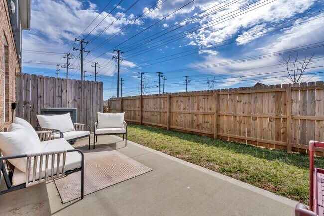 Building Photo - Pet Friendly Two Bedroom!