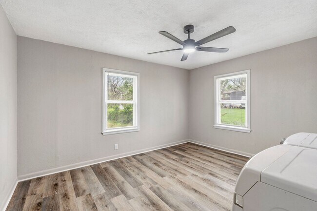 Building Photo - Move-In Ready 3 Bed with Modern Updates & Detached Garage