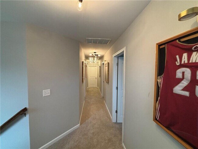 Building Photo - 518 Tulip Ln