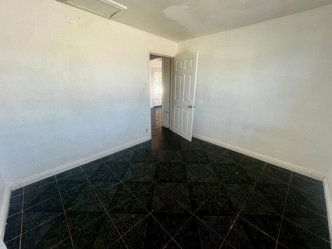 Building Photo - 6568 Oasis Ave