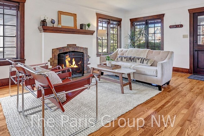 Building Photo - Craftsman Charm in the Heart of Ballard! *...