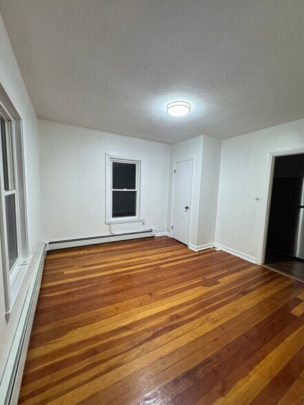 Building Photo - 36 School St