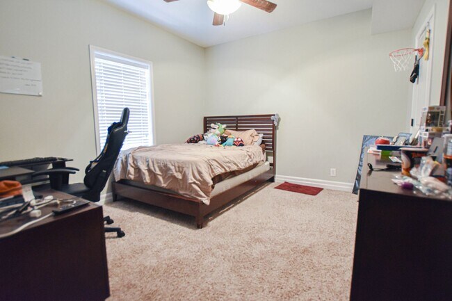 Building Photo - Pet Friendly Five Bedroom!