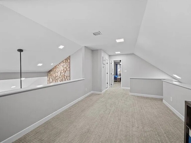 Building Photo - 353 Twin Oaks Dr