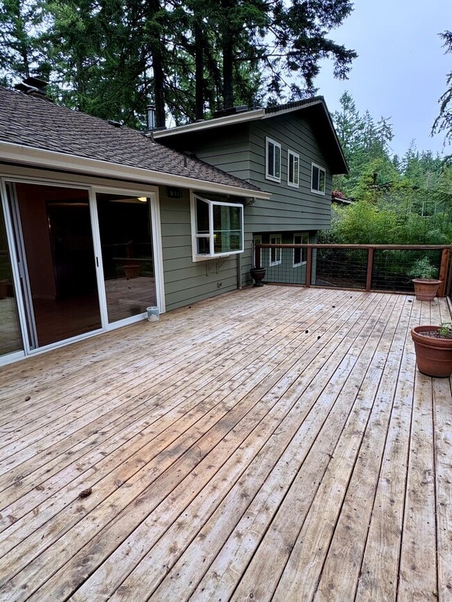 Building Photo - Spacious 4 Bed Home Backing to Private Woodland Trails! Finished Basement, Large Deck, Office, Pe...