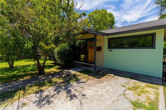 Building Photo - 1423 Broadmoor Dr