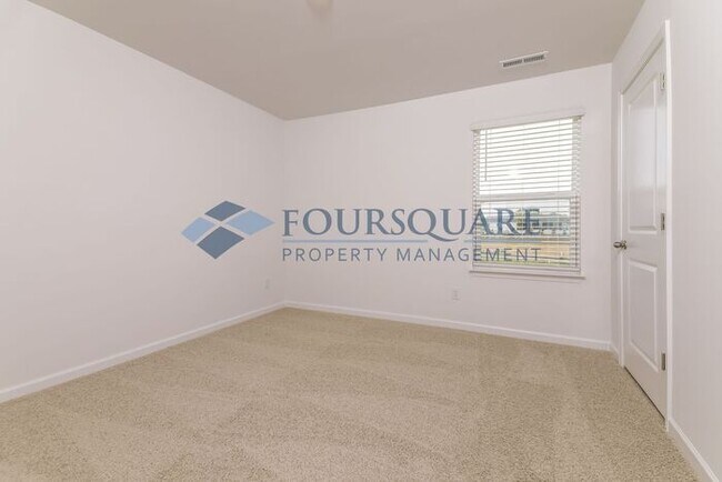 Building Photo - Spacious 3-Bed Home with Loft, Modern Kitc...