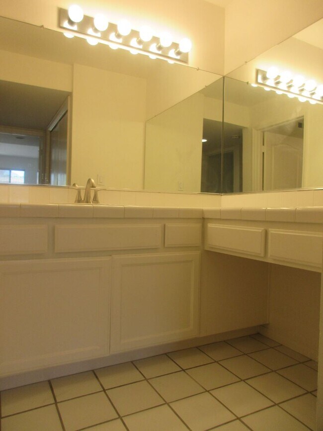Building Photo - Beautiful Condo in the heart of Studio City