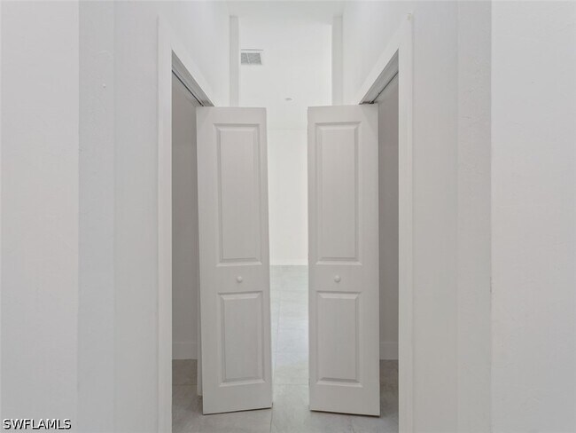 Building Photo - 506 Trinity St E