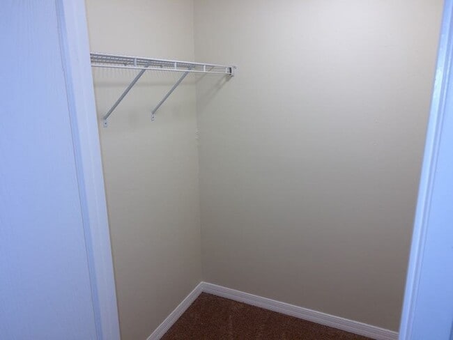 Building Photo - 14 W Rhodes Dr