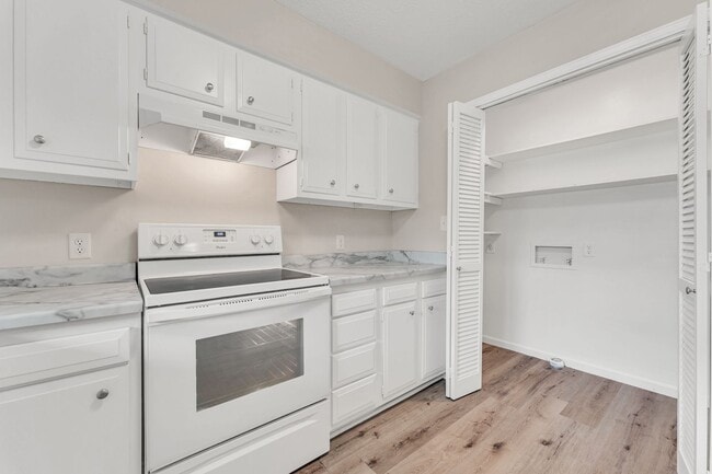 Building Photo - Hickory Village 55 Plus, LLC - 3700 E Cherry St Springfield, MO 65809