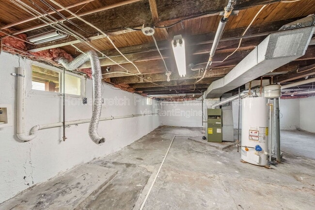 Building Photo - 704 W Johnson St