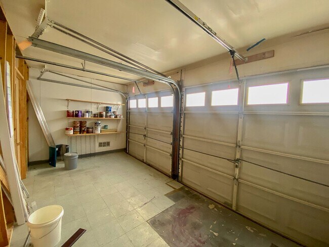 Building Photo - Modern Design 3 Bedroom 2 Bath