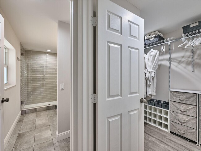 Building Photo - 801 NE 15th St