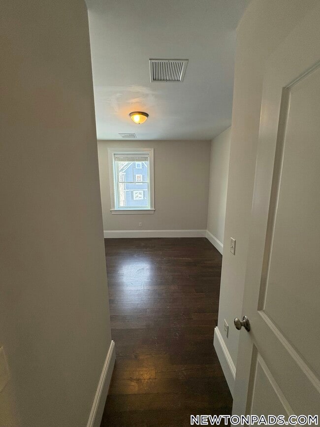 Building Photo - 2044 Beacon St