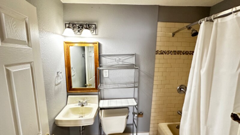 Building Photo - 4405 Woodside St