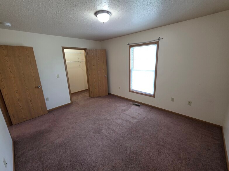 Building Photo - 1003 S Riggen St