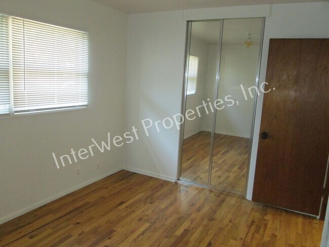 Building Photo - Montavilla Cutie! 2bd 1 ba home with Garag...