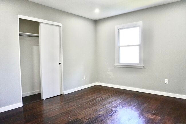 Building Photo - 60 Sleepy Hollow Dr