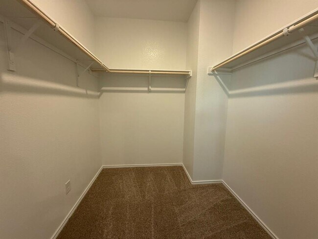 Building Photo - 561 Sormonne Lp