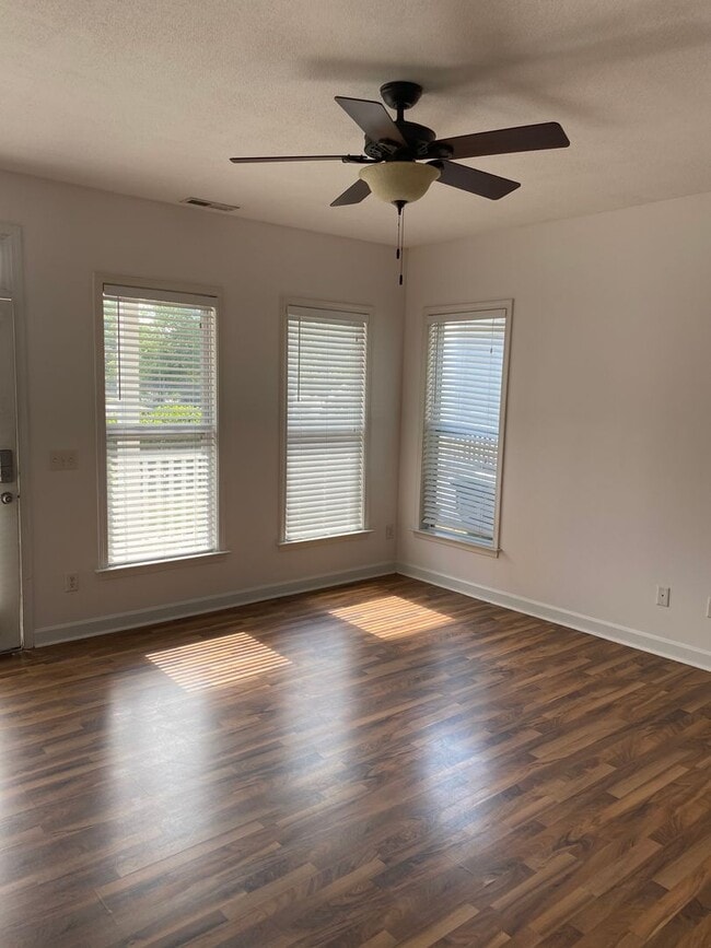 Building Photo - Great Downtown Location