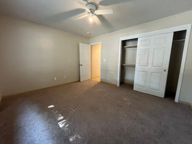 Building Photo - Charming home for rent in Visalia