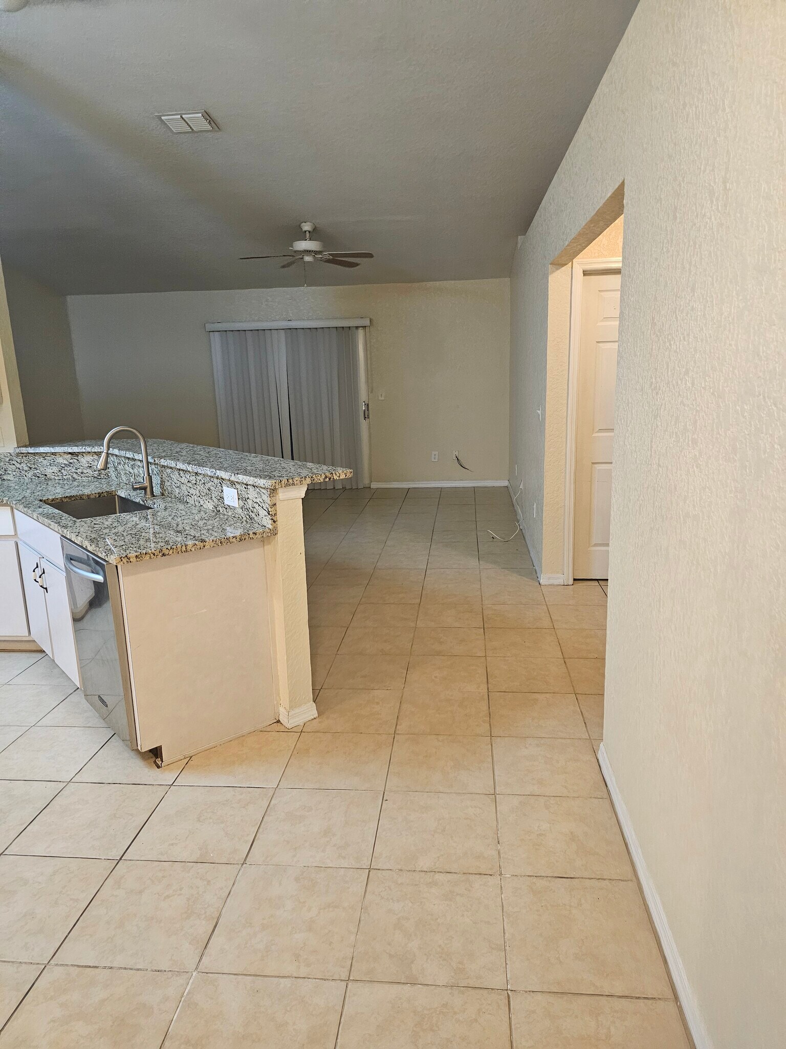 Building Photo - 523 Silver Way Dr