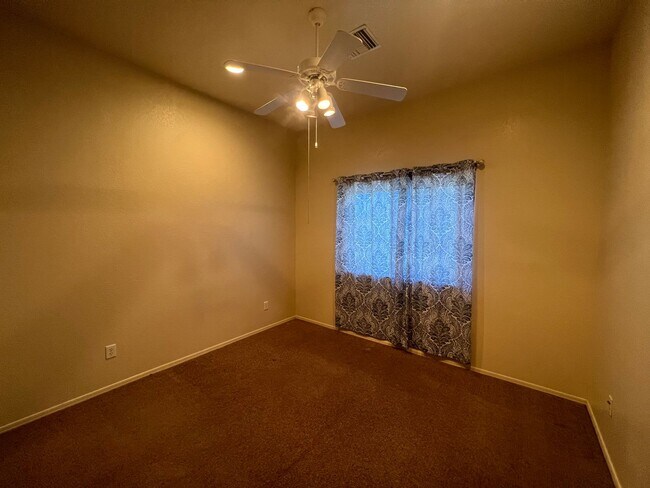 Building Photo - 4 BED POOL HOME!