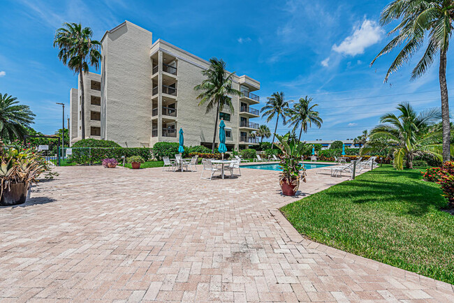 Building Photo - 1055 Ocean Dr