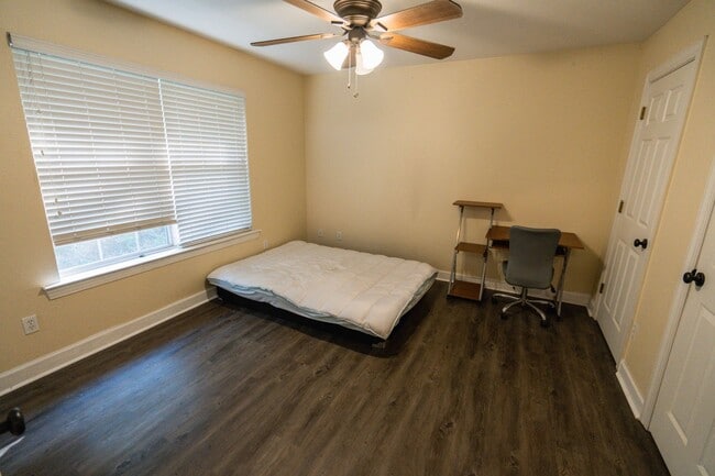 Building Photo - Super cute 3 Bedroom/3Bathroom Townhome in...