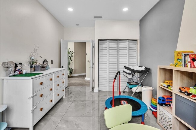 Building Photo - 8520 Vía Romana