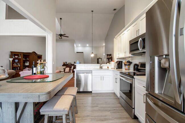 Building Photo - 202 Sabal Palm Ln