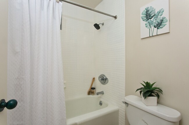 Building Photo - PENTHOUSE 2 Bed, 2 Bath, 2 Parking