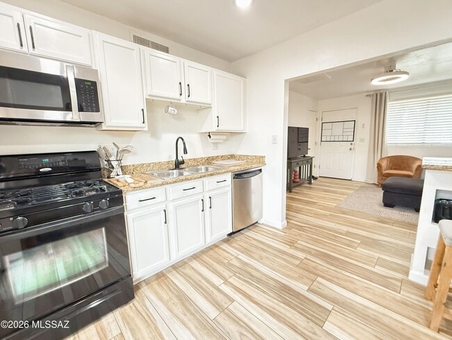Building Photo - 350 N Silverbell Rd