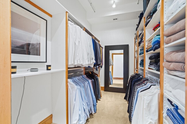 Building Photo - 1313 N Franklin Pl