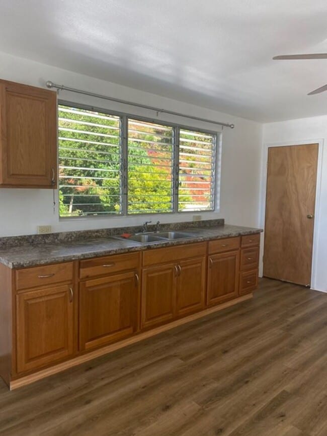 Building Photo - 1 BEDROOM, 1BATH UNIT UTILITIES INCLUDED-PEARLCITY