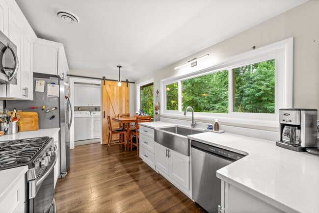 Building Photo - Fantastic 4-Bedroom with Updated Kitchen &...
