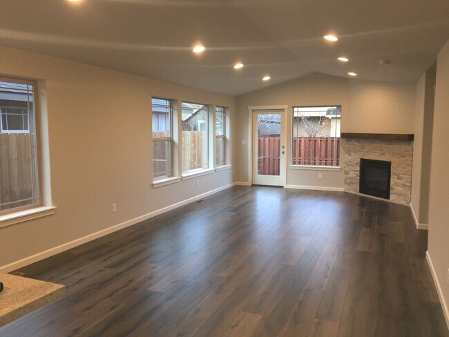 Building Photo - 3 Bedroom 2 Bath Home in Fieldstone Crossing