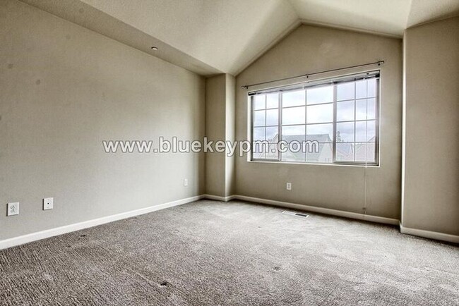 Building Photo - 2 Bed, 2.5 Baths Tri-Level Townhome with O...