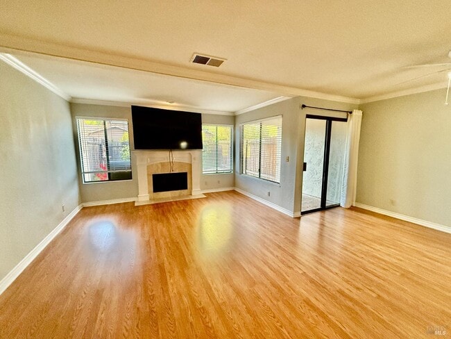Building Photo - 1121 Grove Cir