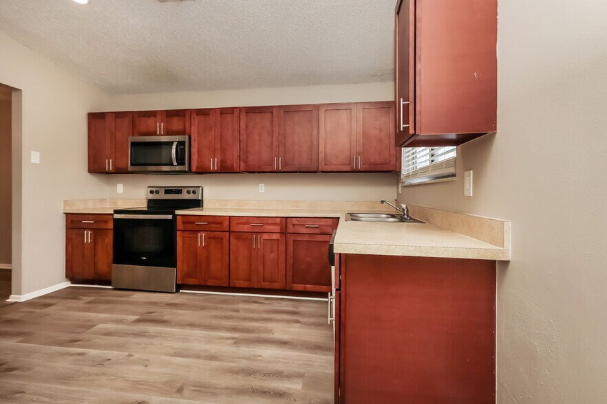 Building Photo - 5701 Longleaf Dr
